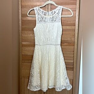 Love Fire Size XS sleeveless ivory lace dress Love, Fire
